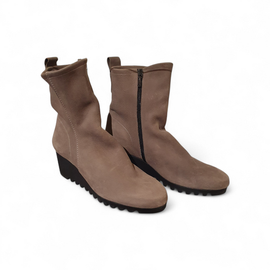 Boots Larazo