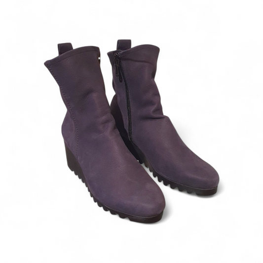 Boots Larazo