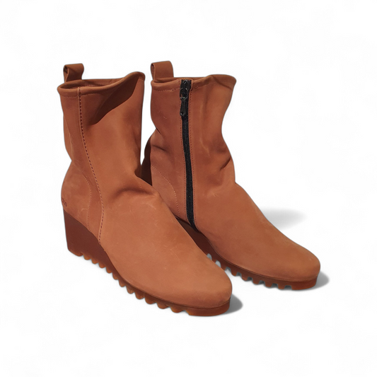 Boots Larazo