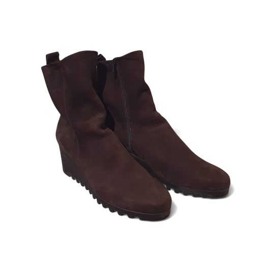 Boots Larazo