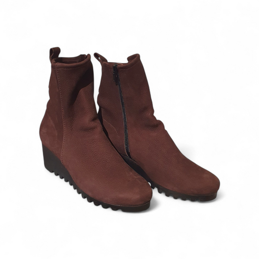 Boots Larazo