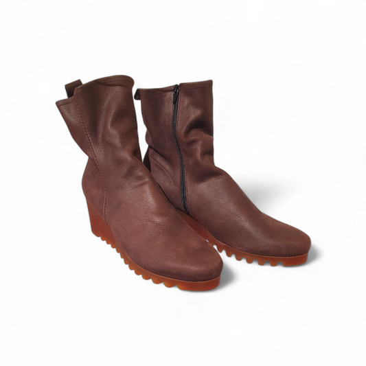 Boots Larazo